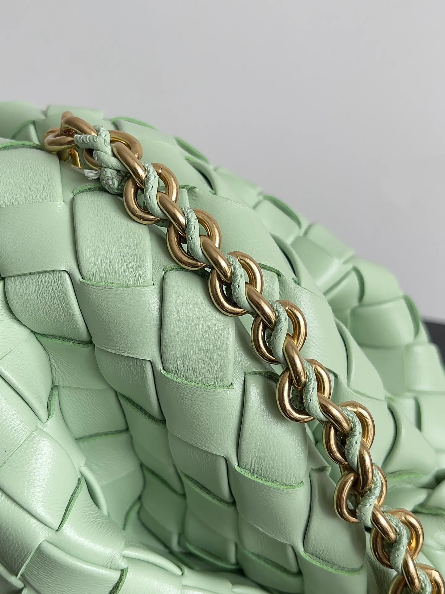 Batch 2260 BOTTEGA VENETA Lady's LAUREN CLUTCH Chain Clutch was inspired by 40 years ago. It is a perfect fusion of classic and modern bags. It is effortless and fashionable for any occasion and at any time. The newly added detachable metal chain allows people to have more ways to carry it. It is grand and elegant. Style No.: 785807 Size: 31.5*16.5*11cm
